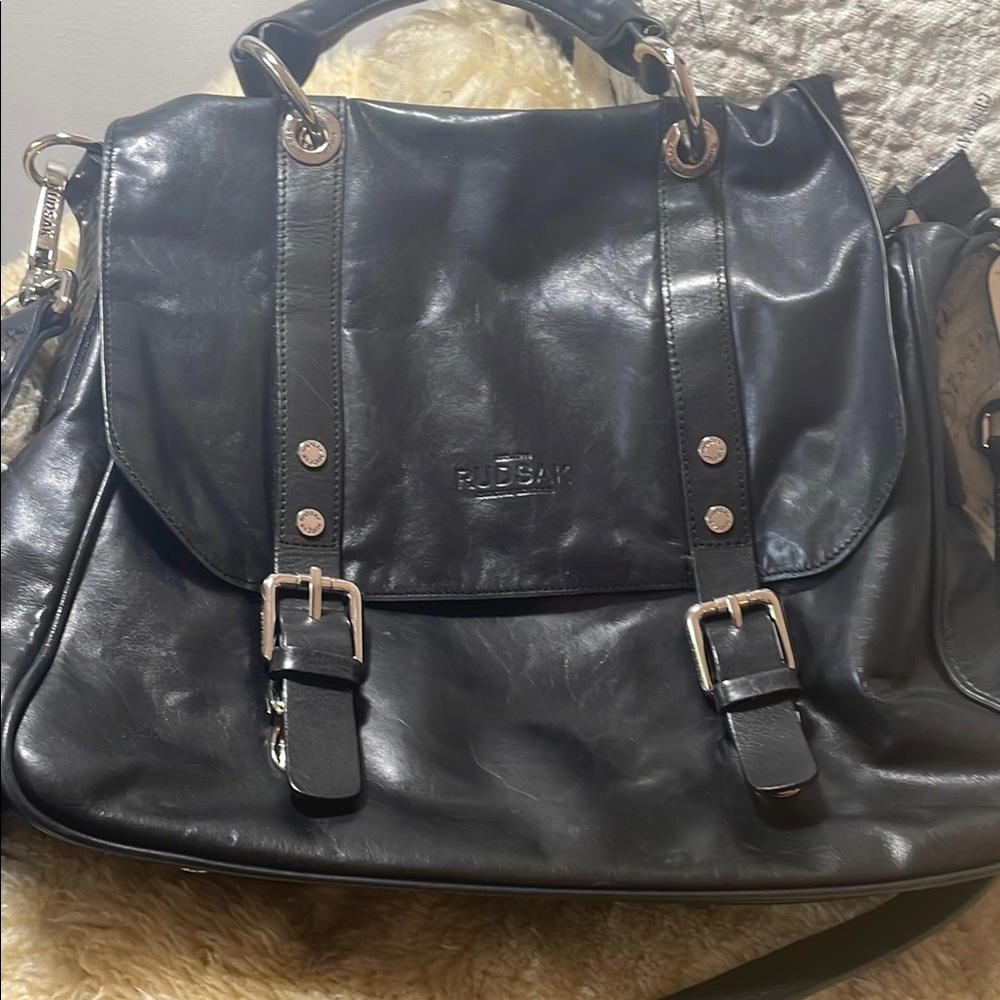 RUDSAK Sleek Black Messenger Bag